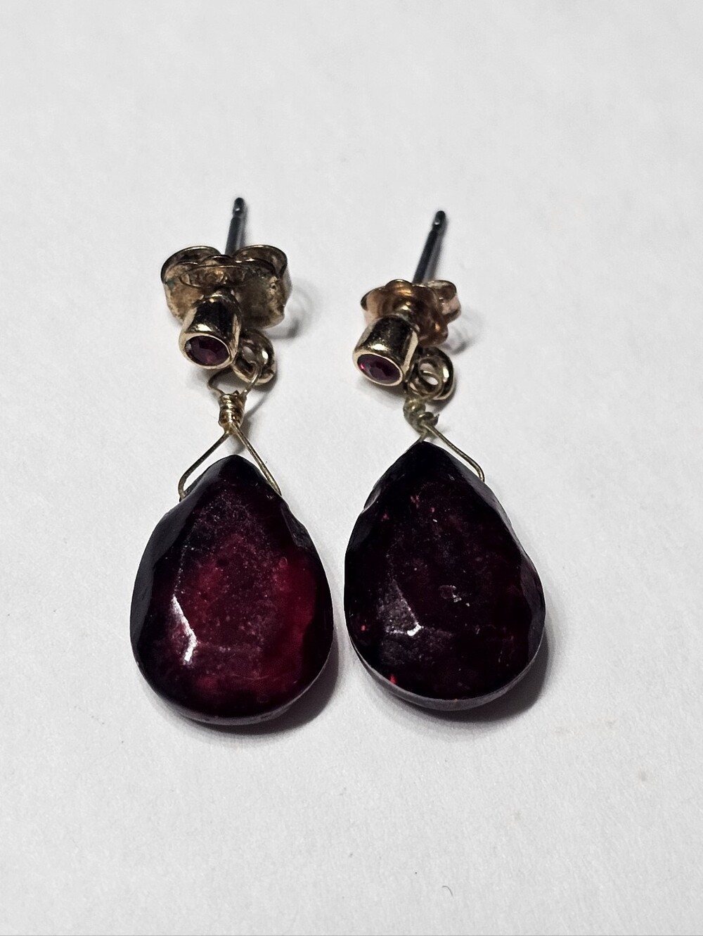 Vintage AVON Deep Garnet Red Faceted Teardrop Dangle Earrings - Picture 2 of 3